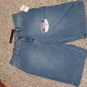 New with tags Gloria Vanderbilt knee length Jeans